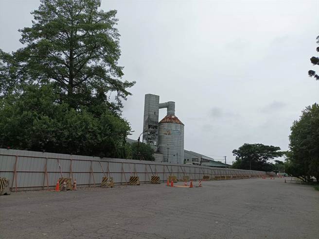 云林县北港糖厂开辟18米道路，禁止民眾入厂确保安全。（张朝欣摄）