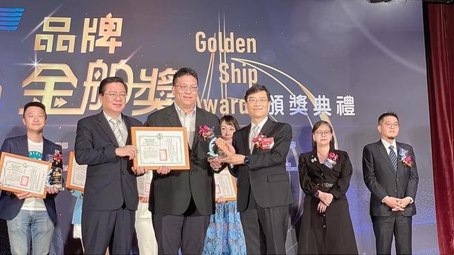 DoMo集团获中华民国全国商业总会主办的「第五届品牌金舶奖」肯定，董事长李奇岳（中）代表领奖。（图／Domo集团提供）