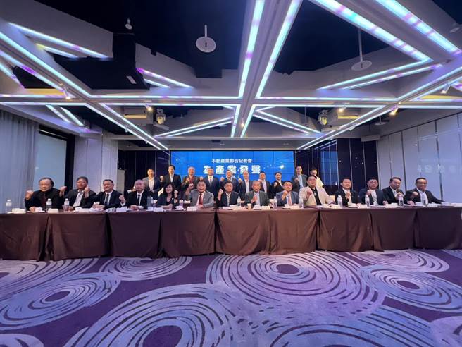 台中市不动产开发公会17日邀集全台19个县市公会共同发声，抨击政府错误的打房政策是房价高涨的元凶。（林欣仪摄）