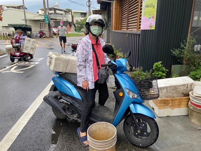 在日用品激励下，婆婆妈妈动起来缴出无用的积水容器。（云林县环保局提供）