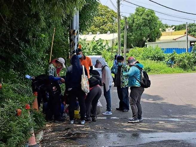 卫生局今（17日）举办20乡镇市公所的防治教育训练，图为在户外实习。（云林县府提供）
