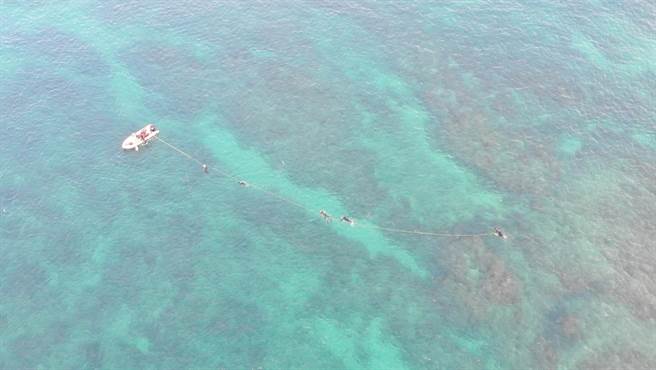 警消和救难人员水下搜寻。（警消提供／许逸民澎湖传真）