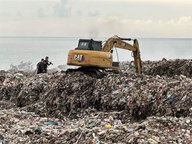 新丰掩埋场多次起火，17日县议会临时会多名议员关心后续解决状况。（新竹县府提供／邱立雅竹县传真）