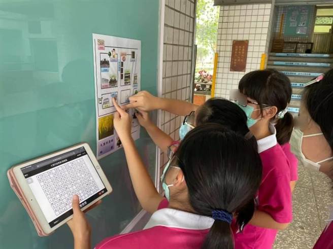 台中市大里区光正国中推动创新教育，「光启尬电正学堂－光正之星」教案结合社区，带领孩子走出课堂学习，学童利用解谜了解地方故事。（光正国中提供／潘虹恩台中传真）