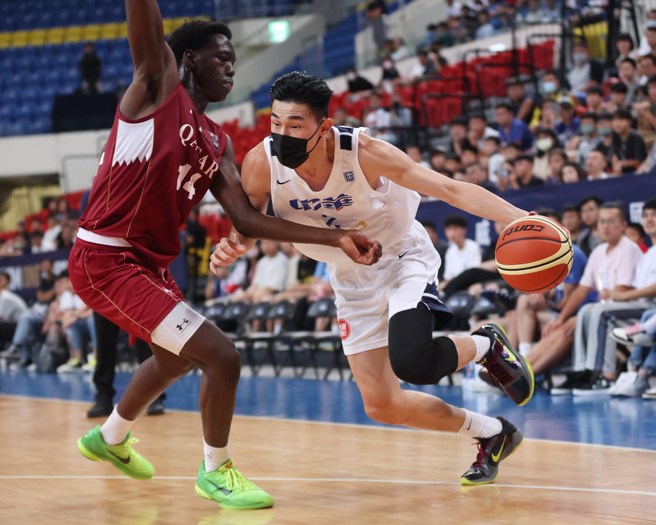 马建豪(右)今天都戴口罩打球。(中华篮协提供)