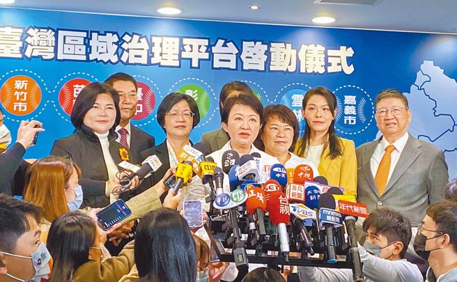 台中市市长卢秀燕(中)、新竹市长高虹安(右2)近日先后成为郭副手的讨论人选。（中时资料照／张亦惠摄）