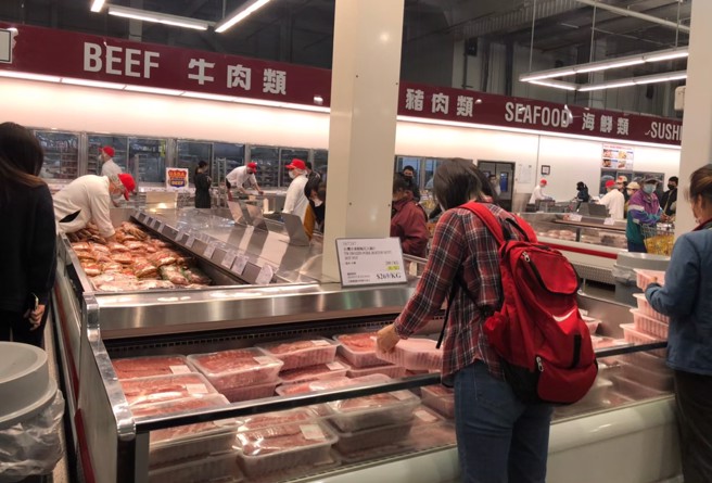 一名網友去好市多買了牛排回家分裝，特別留了2塊切丁再烘乾，要給心愛的毛小孩當零食吃。（示意圖，非新聞當事人／楊雅婷攝）