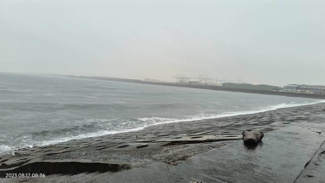 南星灣岸際巡視結果未發現油汙。（翻攝照片／洪靖宜高雄傳真）