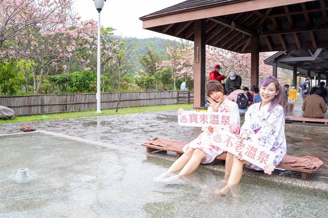 高雄市寶來、不老溫泉飯店及露營區受到杜蘇芮颱風及卡努颱風影響，許多遊客因為通往南橫公路的交通中斷，紛紛退房延至11月，圖為泡湯實況。（業者提供／林雅惠高雄傳真）