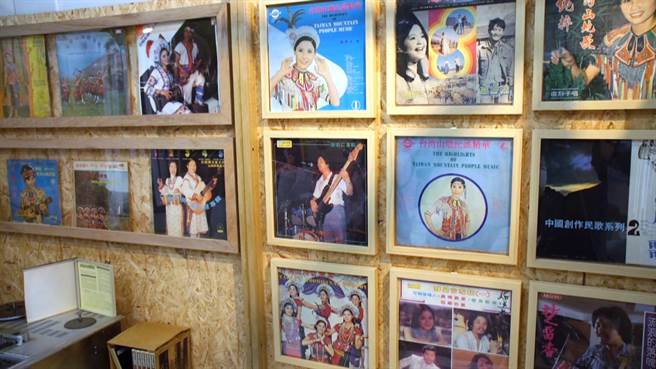 「原音聚会所」特展分为「金曲聚落」和「互动黑胶馆」2大展区呈现，展示了25组音乐人获得的35张金曲奖得奖作品。（萧嘉蕙摄）