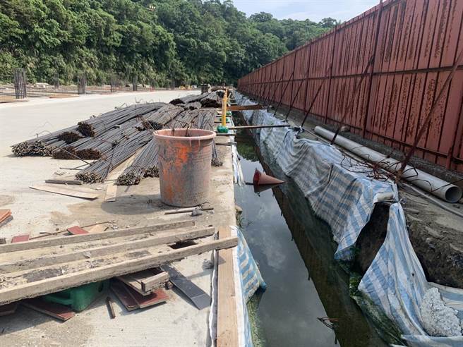 基隆市体育场进度一再延宕，到目前进度只完成百分之9，图为施工现场。（徐佑升摄）