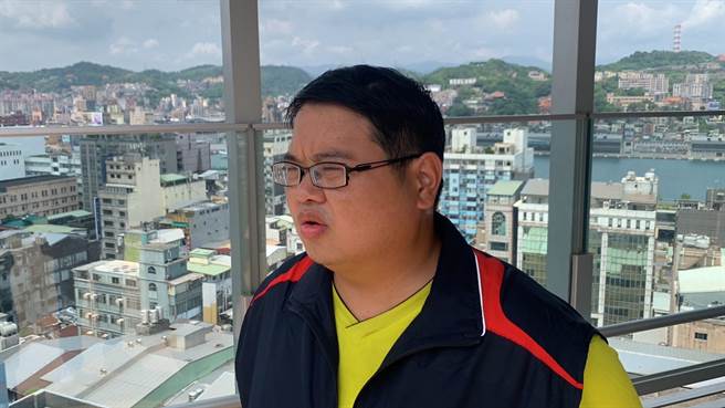 国民党基隆市议员韩世昱痛批，体育场是前朝林右昌市府留下的烂摊子，并批后来的「青青大草原」设计，去除大量遮雨设施，完全不符合基隆多雨的气候需求。（徐佑升摄）