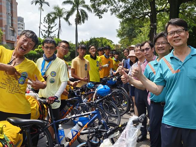 桃园市武陵高中8字环岛队师生13人在8月4日出发环岛，17日返校，此次遇到双颱搅局改变行程，但学生仍成功攻顶玉山，并成功8字环岛。（赖佑维摄）