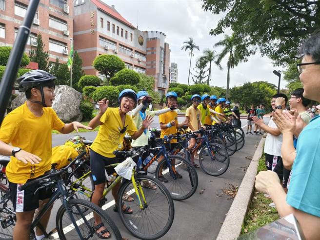 桃园市武陵高中8字环岛队师生13人在8月4日出发环岛，17日返校，此次遇到双颱搅局改变行程，但学生仍成功攻顶玉山，并成功8字环岛。（赖佑维摄）