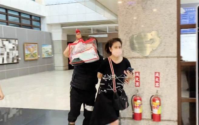 阴经龙走出来，看到媒体立刻拿出随身衣物遮掩，全程不发一语。（吕妍庭摄）