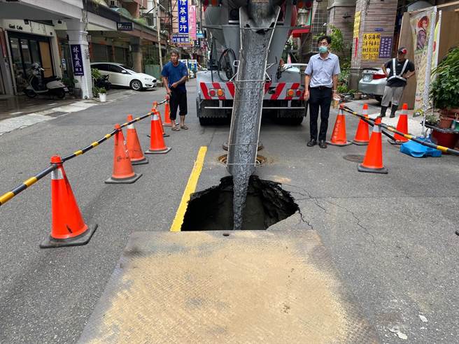 台南市政府宣布将投入2.6亿元，逐年检查及修缮老旧箱涵及管线，确保行车安全。（台南市政府提供／曹婷婷台南传真）