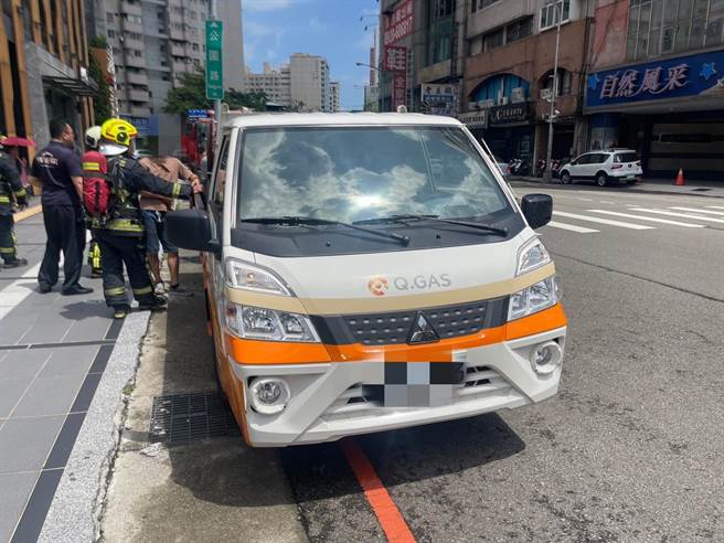 载满瓦斯桶的货车突然瓦斯桶掉落还瓦斯狂喷。（民眾提供／冯惠宜台中传真）