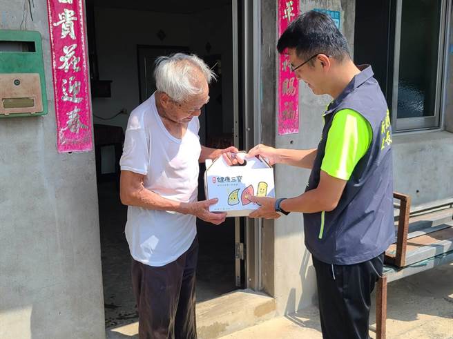 每年8、9月是金山甘藷最甜美的产季，金山区公所准备1箱5台斤的红心地瓜给区内列册关怀独居长辈26位及低收入户156户，减轻独居长辈和弱势家庭生活负担。(黄敬文翻摄)