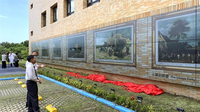 台南柳营奇美医院结合奇美博物馆名画与太阳能光电板，在医院宿舍大楼设置「奇艺光廊」。（张毓翎摄）