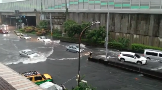 高雄九如路北上匝道淹水。(翻摄自记者爆料网)