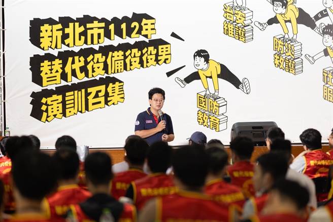 双和医院急诊医师徐嘉鸿向现场民眾讲解遇上紧急事故时的救护处置方式（新北市民政局提供）