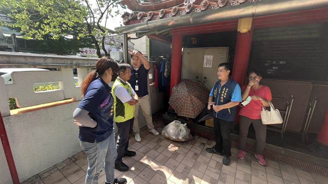 街友在土地公庙旁用雨伞围出生活空间，甚至在一旁晾晒衣服，议员要求社会局加强辅导。（郑功进提供／张亦惠台中传真）