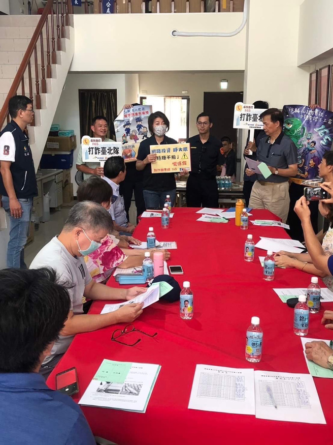 台北市文山第二分局推动识诈、防诈宣导工作，特别邀请前总统马英九先生现身与警方共同宣导。（图／警方提供）