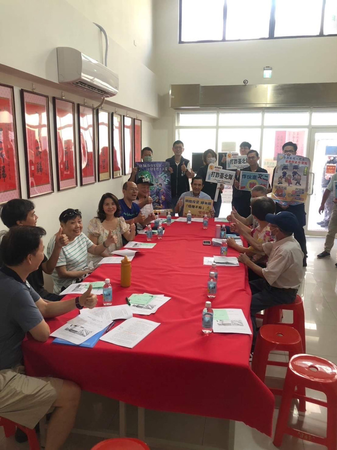 台北市文山第二分局推动识诈、防诈宣导工作，特别邀请前总统马英九先生现身与警方共同宣导。（图／警方提供）