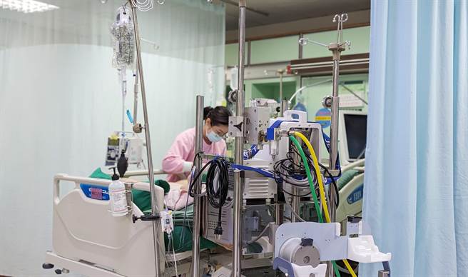 在东港安泰医院跨领域医疗团队的努力下，郭男在7天后顺利移除叶克膜机，呼吸器也于第10天移除，并转入一般病房进行后续的照护。（东港安泰医院提供／谢佳潾屏东传真）