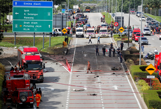 馬來西亞一架小型商務噴射機17日下午失事墜毀於一條高速公路，造成機上8人、地面2人罹難。（路透）