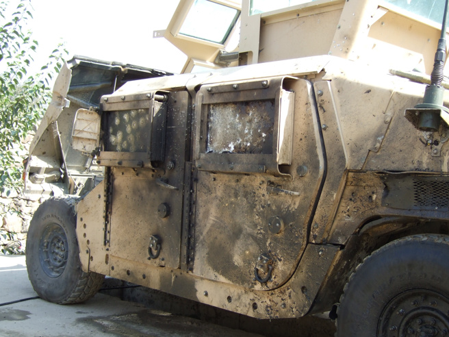 遭枪炮击中的悍马车。此为意示图。(图/美国陆军)