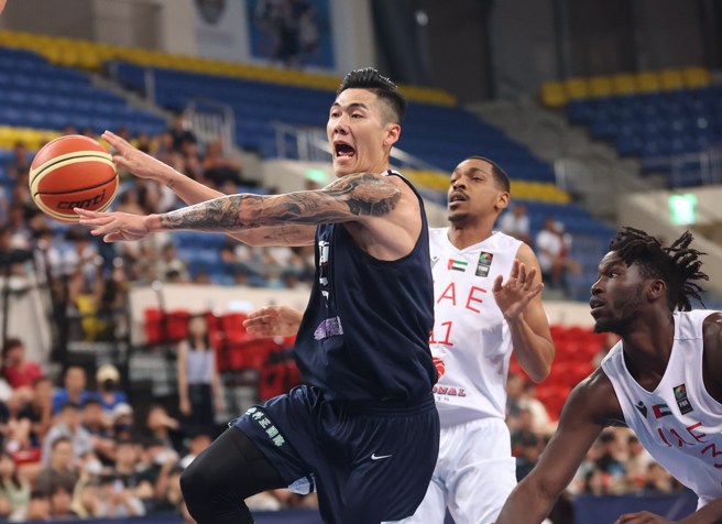 中華藍劉錚切入後把球外傳給隊友。(中華籃協提供)