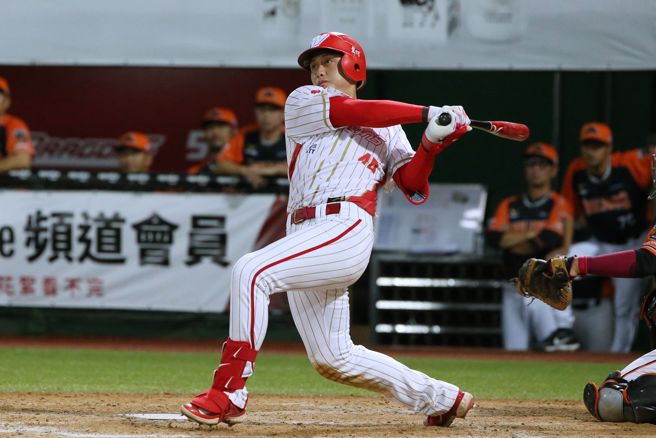 味全龙刘基鸿在8局下敲出致胜2分炮。（杜宜谙摄）