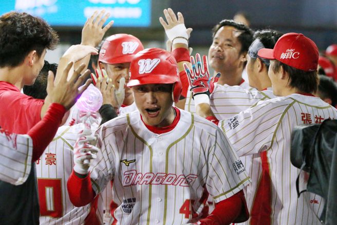 味全龙刘基鸿在8局下敲出致胜2分炮。（杜宜谙摄）