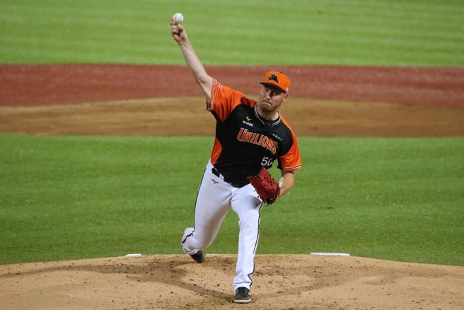 统一狮布雷克挨刘基鸿2分炮成为重伤害，悲情苦吞8局完投败。（杜宜谙摄）