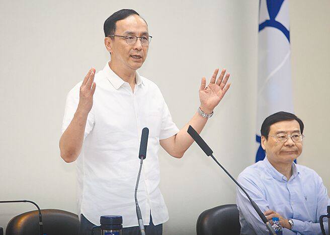 国民党主席朱立伦（左）16日在中常会表示，根据国民党内参民调显示，总统参选人侯友宜支持度稳定上升，相信持续坚定选战步伐节奏，争取更多民眾的支持。（张铠乙摄）