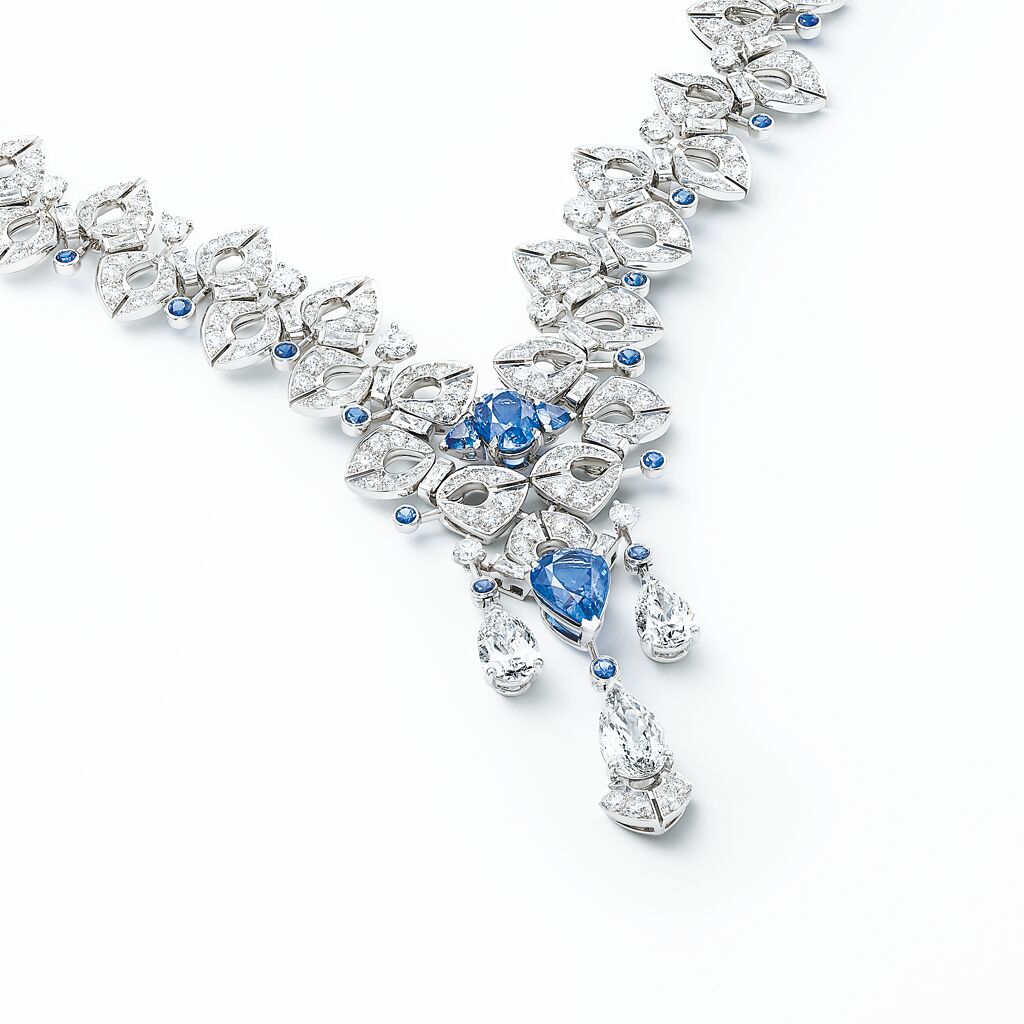 卡地亞ONJA藍寶石項鍊，兩顆藍寶石主石的形狀不同，但巧妙搭配、構圖完美。（圖片提供Cartier）