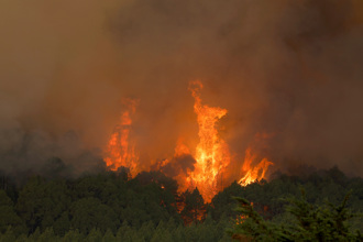 西班牙渡假勝地田尼利夫島野火狂燒 數千人急撤