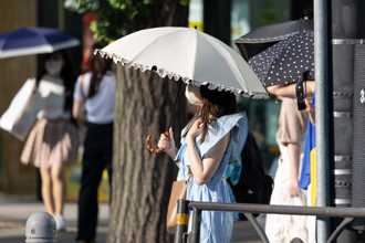 日本今夏酷熱 風扇夾克涼感頸圈等抗暑利器熱賣