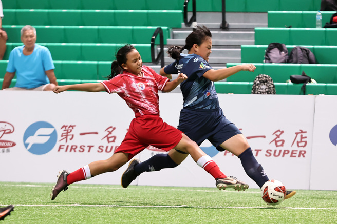 台湾女子代表队胡巧柔（右）发挥减重威力。（迷你足球协会提供）