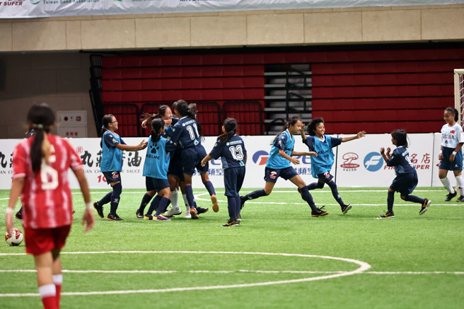 台湾女子代表队夺冠后全队上前拥抱庆贺。（迷你足球协会提供）