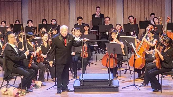 高龄78岁的美国指挥大师史拉特金首度到花莲演出，带领国立台湾交响乐团演奏经典的柴可夫斯基第五号交响曲。（李欣恬摄）