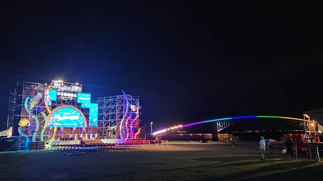 澎湖追风音乐节舞台就位，等明晚开幕开唱。（许逸民摄）