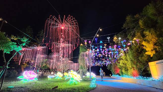 澎湖追风音乐节光环境结合海底生物、岛屿风情和海洋文化。（许逸民摄）