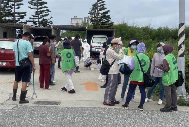 澎湖昨針對台南確診個案來澎旅遊居住旅宿業周邊50公尺範圍執行強制地毯式孳生源檢查及噴藥滅蚊等緊急防治工作。（衛生局提供／許逸民澎湖傳真）