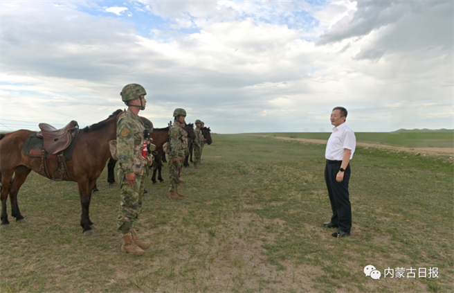 内蒙古近65万人投入抗旱，全力保障农牧区供水。图为日前内蒙古自治区党委书记孙绍骋千里「走边关」。（内蒙古日报）