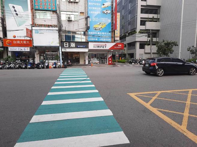 台中市交通局将该肇事路口的斑马线改为绿斑马，目前已划设完成。（陈淑娥摄）