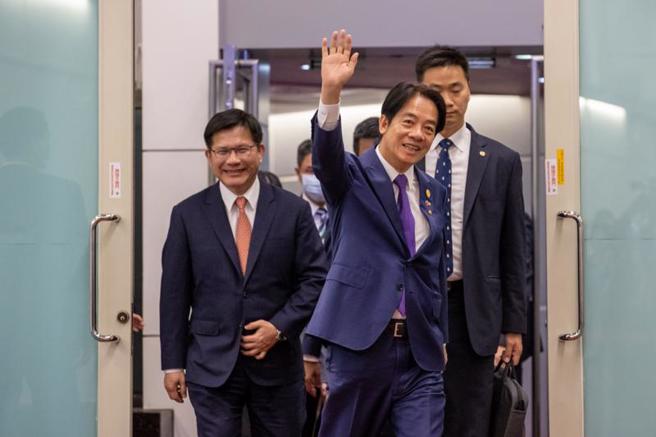 副總統賴清德（前）以特使身分率團出席友邦巴拉圭共和國新任總統潘尼亞（Santiago Pena Palacios，另譯：貝尼亞）就職典禮，18日凌晨搭機返抵桃園機場。（中央社）