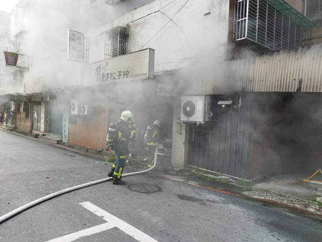 北市內湖轎車撞進餃子館起火，50歲駕駛意識不清送醫搶救。(消防局提供)