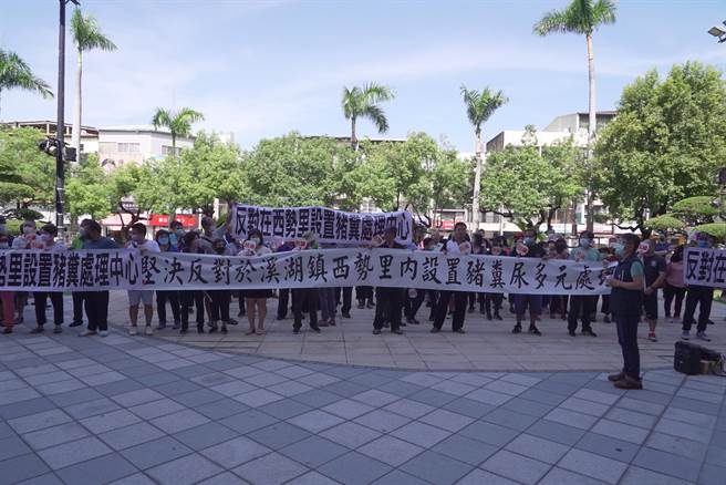 「畜牧粪尿多元利用资源化共同处理中心」，目前已进入可行性评估到选址阶段，不过选址2处均在溪湖镇西势里内，引发当地不满，17日集结县府前抗议，反对设置。（吴建辉摄）